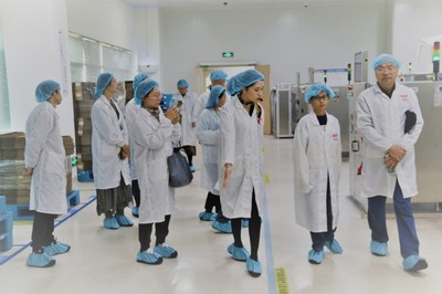 旅游學(xué)院組織教工參觀湯臣倍健，探索健康產(chǎn)業(yè)與文旅發(fā)展的融合之路